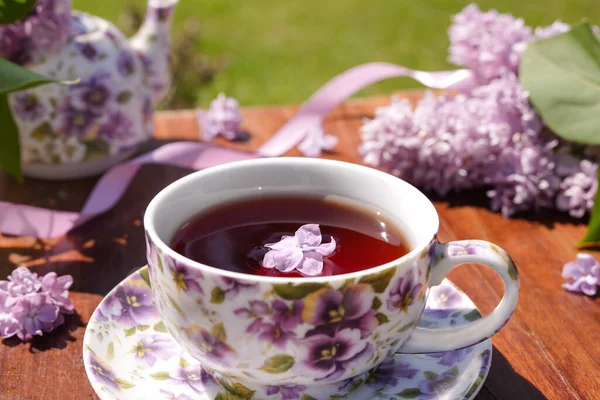 Tavaszi Kompozíció Egy Csésze Tea Teáskanna Orgonavirág Világos Háttér Tavaszi — Stock Fotó