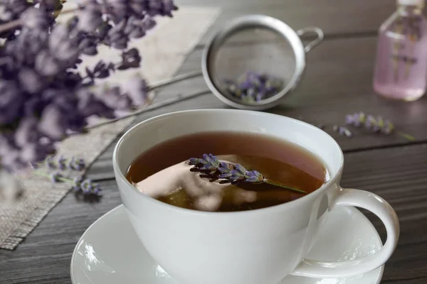 Lezzetli Lavantalı Güzel Çiçekli Taze Çay Yan Görünüm — Stok fotoğraf