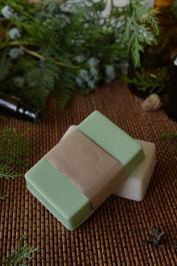 Ahşap arka planda doğal el yapımı sabun. Spa-doğal tedaviler. Çam aromalı doğal organik sabun, gerekli yağlar. Mevsimlik el yapımı çam sabunu. Yan görünüm.