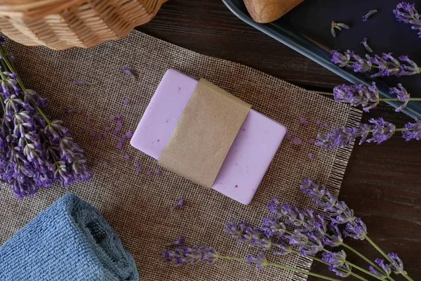 Een Lavendelbad Etherische Oliën Zeezout Handdoeken Handgemaakte Zeep Natuurlijke Kruid — Stockfoto