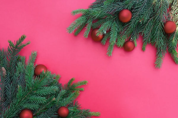 Weihnachtskomposition Nadelbaumzweige Mit Verzierungen Auf Rotem Hintergrund Weihnachten Winter Neujahr Stockfoto