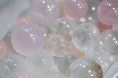 Pembe ve berrak kristal kuvars küreleri. 