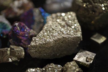 Pyrite taşı bir pazar vitrinine yakın çekim yapıyor..