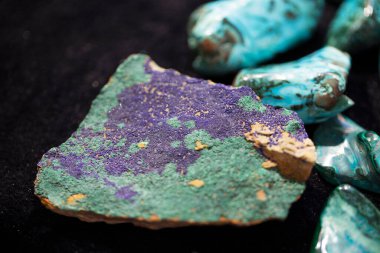 Siyah arkaplanda azurit mineral parçası.