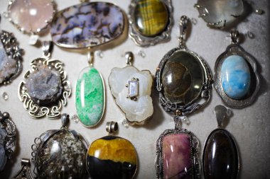 Çeşitli yarı değerli taş kolyeler sergileniyor..