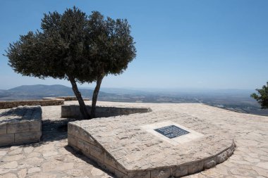 Tepesi ağaçlarla kaplı ve manzarası harika olan Precipice Dağı gözcülük yapıyor. Yüksek kalite fotoğraf