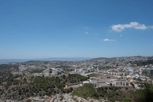 İsrail, Aşağı Celile, Nasıra 'nın güney ucunda yer alan Precipice Dağı' nın tepesinden Jezreel Vadisi ve Tabor Dağı 'nın manzarası. Yüksek kalite fotoğraf