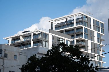 Tel Aviv, İsrail - 27 Aralık 2022: Tel Aviv 'de geometrik modern mimari. Yüksek kalite fotoğraf