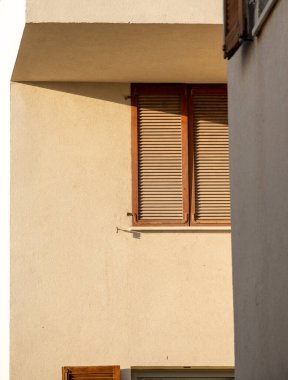 Tel Aviv, İsrail - 27 Aralık 2022: Neve Tzedek 'teki modern binaya yakın çekim. Yüksek kalite fotoğraf