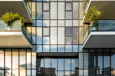 Tel Aviv, İsrail - 11 Ağustos 2022: Tel Aviv 'deki modern yaşam binasına yakın çekim. Yüksek kalite fotoğraf