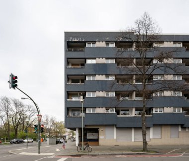 Berlin Almanya - 18 Nisan 2023: Berlin 'deki tipik sosyal konut, koyu mavi renk, Batı Yakası. Yüksek kalite fotoğraf