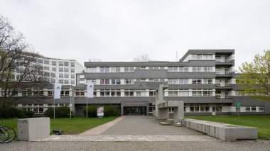 Berlin, Almanya - 18 Nisan 2023: DJH Berlin-Uluslararası Gençlik Pansiyonu - Jugendherbergen cephesi. Yüksek kalite fotoğraf