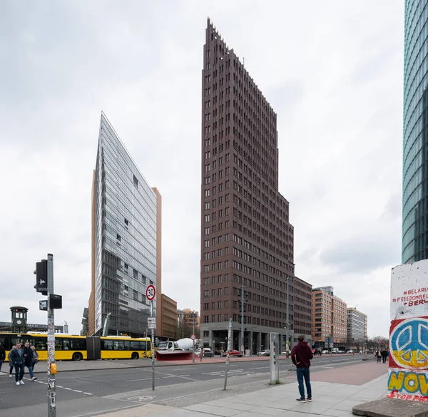 Berlin, Almanya - 18 Nisan 2023: Potsdamer Platz Berlin 'in merkezinde önemli bir kamusal alan ve trafik kavşağıdır. Yüksek kalite fotoğraf