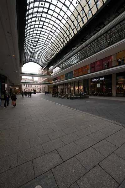 Berlin Niemcy Kwietnia 2023 Wnętrze Centrum Handlowego Potsdamer Platz Arkaden — Zdjęcie stockowe