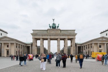 BERLİN, ALMANY - 18 Nisan 2023 Bulutlu bir günde Brandenburg Kapısı. Yüksek kalite fotoğraf