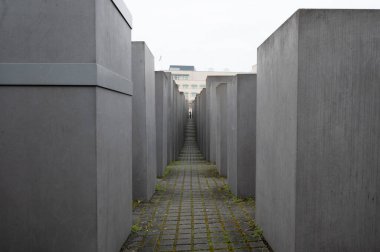 BERLİN, ALMANY - 18 Nisan 2023: Avrupa 'daki Öldürülen Yahudilerin Anıtı. Yüksek kalite fotoğraf