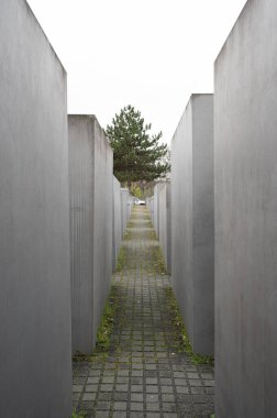 BERLİN, ALMANY - 18 Nisan 2023: Avrupa 'daki Öldürülen Yahudilerin Anıtı. Yüksek kalite fotoğraf