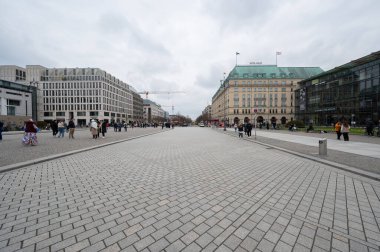 BERLİN, ALMANY - 18 Nisan 2023: Bulutlu bir günde Berlin 'de Pariser Platz. Yüksek kalite fotoğraf