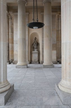 BERLİN, ALMANY - 18 Nisan 2023: Brandenburg Kapısı veya Brandenburger Tor içinde mızrak tutan Pallas Athena heykeli. Yüksek kalite fotoğraf