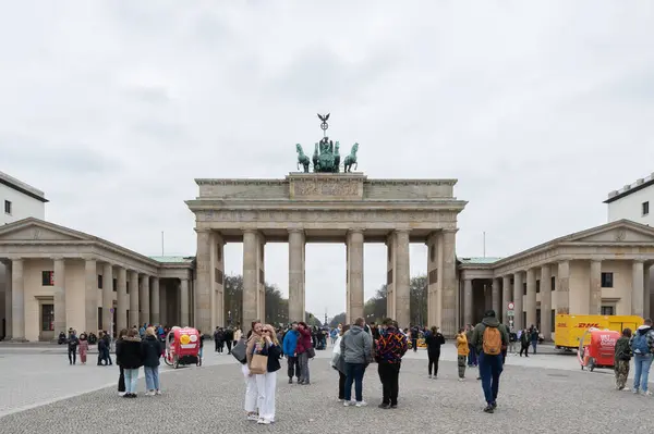 Berlijn Duitsland April 2023 Brandenburger Tor Bewolkte Dag Hoge Kwaliteit — Stockfoto