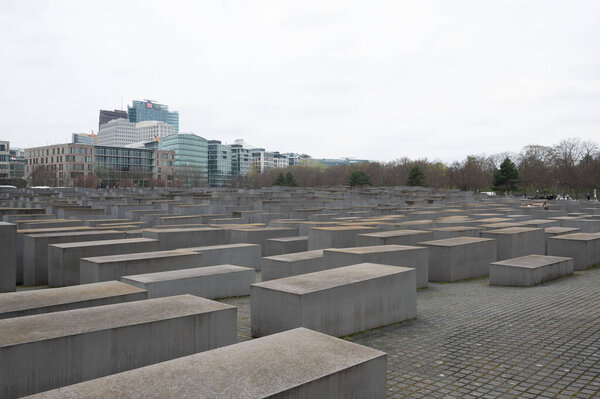 БЕРЛИН, ГЕРМАНИЯ - 18 апреля 2023 года: Мемориал убитым евреям Европы. Высокое качество фото