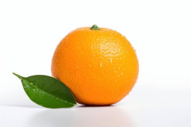 Beyaz arka planda portakal, taze lezzetli meyve. Yüksek kaliteli fotoğraf.