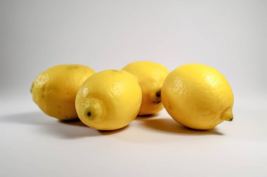 İzole edilmiş beyaz bir arka planda limon, taze lezzetli meyve. Yüksek kaliteli fotoğraf.