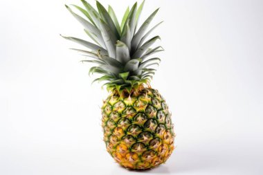 Beyaz arka planda izole edilmiş ananas, taze lezzetli meyve. Yüksek kaliteli fotoğraf.