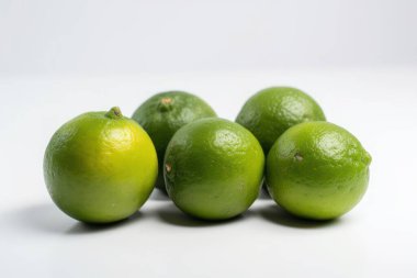 Beyaz arka planda limon, taze lezzetli meyve. Yüksek kaliteli fotoğraf.