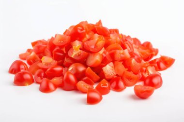 Beyaz arka planda izole edilmiş domates, taze lezzetli sebzeler, taze malzemeler, yemek malzemeleri. Yüksek kaliteli fotoğraf.