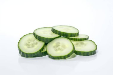 İzole edilmiş beyaz bir arka planda salatalık, taze lezzetli sebzeler, taze malzemeler, yemek malzemeleri. Yüksek kaliteli fotoğraf.