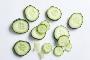 İzole edilmiş beyaz bir arka planda salatalık, taze lezzetli sebzeler, taze malzemeler, yemek malzemeleri. Yüksek kaliteli fotoğraf.