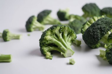 İzole edilmiş beyaz bir zemin üzerinde brokoli, taze lezzetli sebzeler, taze malzemeler, yemek malzemeleri. Yüksek kaliteli fotoğraf.