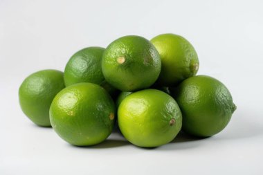Beyaz arka planda limon, taze lezzetli meyve. Yüksek kaliteli fotoğraf.