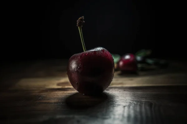 Cerise Sur Fond Sombre Fruits Frais Savoureux Photo Haute Qualité — Photo