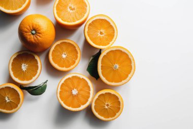 Beyaz arka planda portakal, taze lezzetli meyve. Yüksek kaliteli fotoğraf.