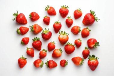 İzole edilmiş beyaz arka planda çilek, taze lezzetli meyve. Yüksek kaliteli fotoğraf.