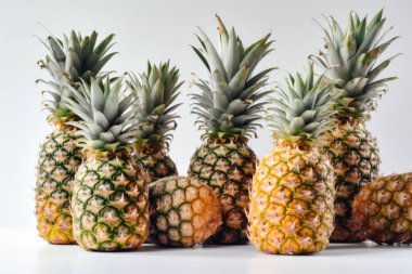 Beyaz arka planda izole edilmiş ananas, taze lezzetli meyve. Yüksek kaliteli fotoğraf.