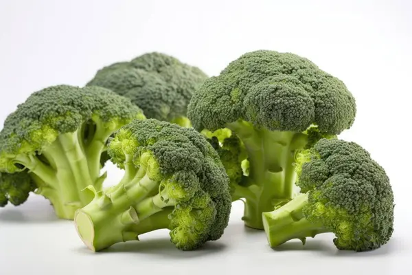 İzole edilmiş beyaz bir zemin üzerinde brokoli, taze lezzetli sebzeler, taze malzemeler, yemek malzemeleri. Yüksek kaliteli fotoğraf.