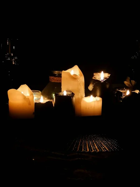 燃烧的蜡烛 在周围的黑暗中发出温暖的光芒 — 图库照片