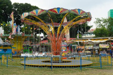 Karnaval etkinliğinde yolcu olmadan salıncakta sallan.