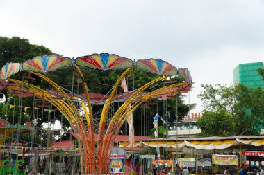 Karnaval etkinliğinde yolcu olmadan salıncakta sallan.