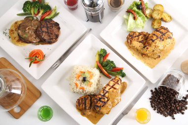 Izgara biftek ve beyaz tabakta sebze