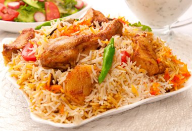 Tavuk budu ve yeşil biberle servis edilen tavuk biyani.. 