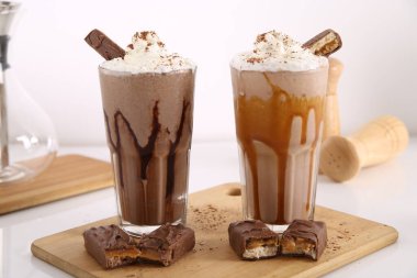 Çikolatalı süt krema ve çikolata ile