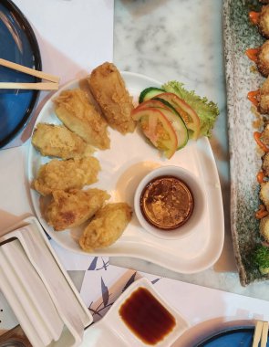 Bir tabak yemek ve bir kase sos.