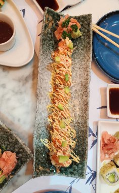 Çeşitli suşi ve çubuklarla dolu bir masa.