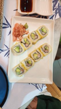 Bir tabak suşi ve bir tabak sos.