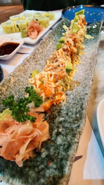 Somon ve diğer malzemelerle birlikte uzun bir tabak suşi.