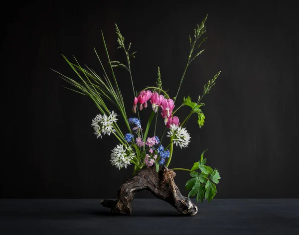 Frühlingsblumen Minimalistischer Strauß Ikebana Frühling Blumen Myosotis Llium Ursnum Dicentra — Stockfoto